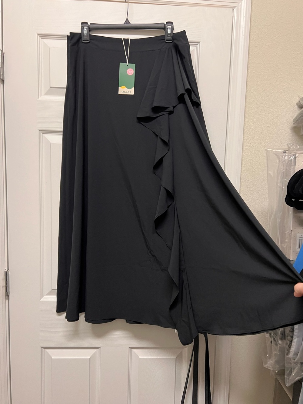 NWT Halara Black high Waisted Flowy Skirt.